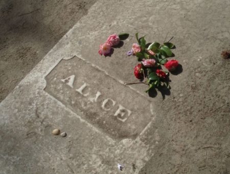 Alice Flagg's gravestone